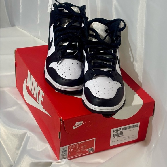 Nike Dunks NIB Woman’s Size 9, Men’s 7.5​ - Picture 3 of 3